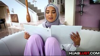 Bajingan hijab manis belajar nyedot kontol biar cepet adaptasi – Hijablust