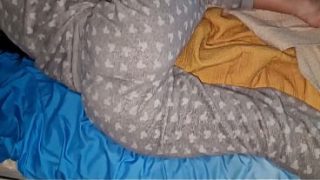 Gue nemuin cewek kakak lagi rebahan di kasur gue, gue bangunin dia pake ngentot panas, ujungnya pantatnya penuh air mani tanpa kondom.