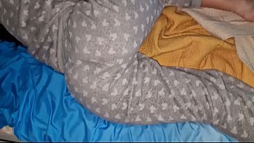 Gue nemuin cewek kakak lagi rebahan di kasur gue, gue bangunin dia pake ngentot panas, ujungnya pantatnya penuh air mani tanpa kondom.