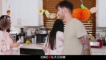 Ibu tiri Marica yang seksi langsung diajarin tradisi bebas pakai keluarga, siap digilir kapan aja.