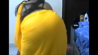 Desi priya tante saree nyingsing sambil godain, bikin gregetan.