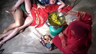 Ibu tiri India desi lagi ML di dapur, omongan kotor bahasa Hindi, ngewe panas abis.
