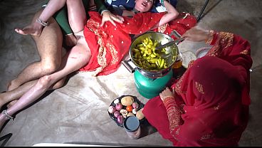Ibu tiri India desi lagi ML di dapur, omongan kotor bahasa Hindi, ngewe panas abis.