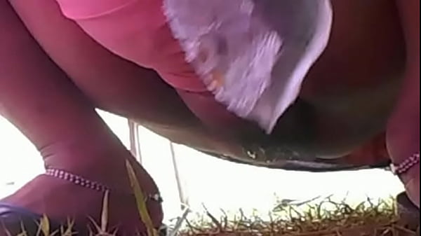 Desi cewek kencing di depan mata, bikin gregetan