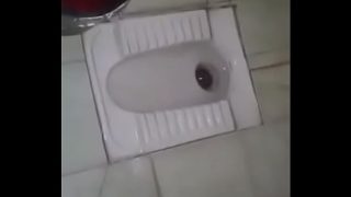 Desi pasangan lagi crot di toilet
