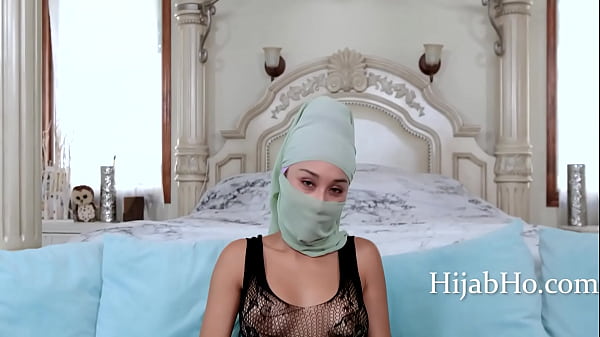 Ibu Tiri Berhijab Bikin Tenang – Cali Lee, Bikin Geli Ngilu