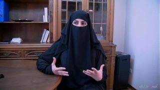 Kesepakatan Abad Ini ditutup dengan ciuman basah dari pelacur berhijab Arab – Lilimissarab