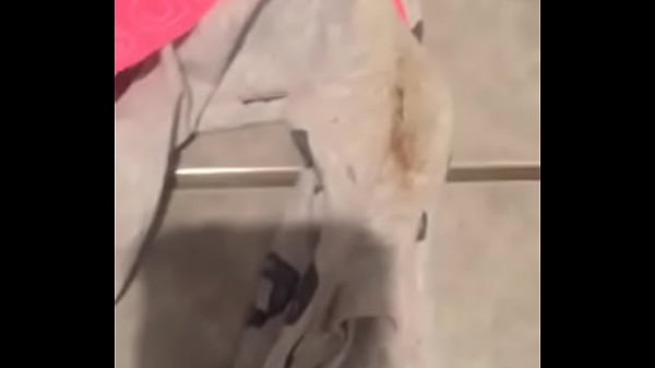 Desi, siap ngerusak ranjang lo malem ini