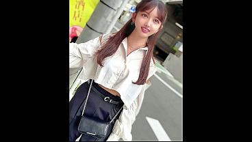 Cewek majalah, campuran Filipina-Jepang, umur 18, goyangin bokong bikin mabuk kepayang.