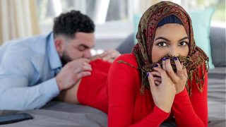 Kakak tiri mau ngajarin adik tiri berjilbabnya beberapa hal mesum sebelum dia nikah – Hijab nafsu