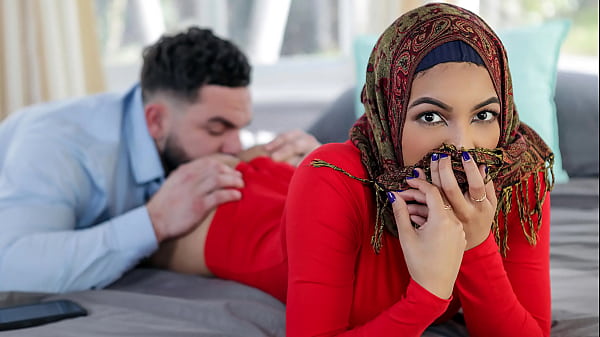 Kakak tiri mau ngajarin adik tiri berjilbabnya beberapa hal mesum sebelum dia nikah – Hijab nafsu
