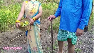 Desi India kakak tiri ngentot di luar sama adik tiri, bebas tanpa malu