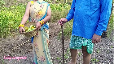 Desi India kakak tiri ngentot di luar sama adik tiri, bebas tanpa malu