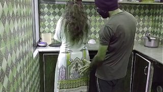 Bini India sibuk masak di dapur, tiba-tiba digebrak dari belakang, suara nafas panas dan erangan basah bikin dapur makin pengap.