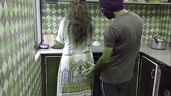 Bini India sibuk masak di dapur, tiba-tiba digebrak dari belakang, suara nafas panas dan erangan basah bikin dapur makin pengap.