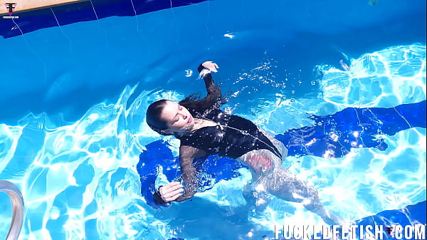 Jessica Bunny nungging di kolam renang, goyang-goyang basah kuyup.