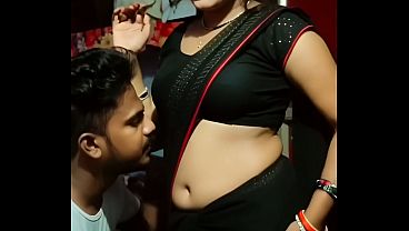 Desi Bhabhi saree navel romansa bikin makin greget