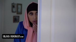 Gadis cantik berhijab, pantat sempurna, memeknya yang rapat digenjot habis-habisan sama instruktur nafsu.
