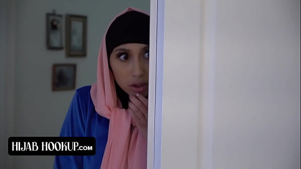 Gadis cantik berhijab, pantat sempurna, memeknya yang rapat digenjot habis-habisan sama instruktur nafsu.