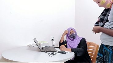Bankir hijab montok digebuk petani desa, crot di dalem, desi chudai panas