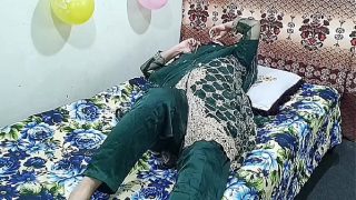 Seorang istri India panggil cowok muda, langsung digebukin habis-habisan di ranjang, suara Hindi panas bikin makin liar.