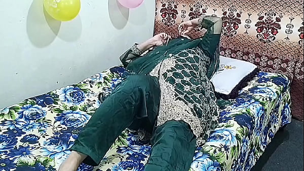 Seorang istri India panggil cowok muda, langsung digebukin habis-habisan di ranjang, suara Hindi panas bikin makin liar.