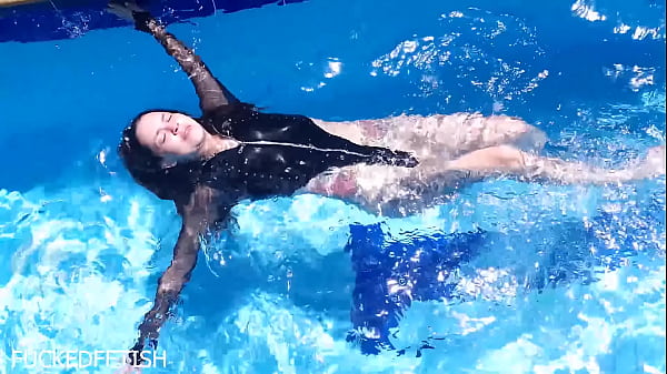 Jessica Bunny telanjang di dalam air, siap digoyang
