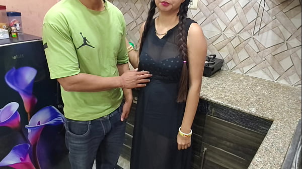 Bhabhi India di dapur digebukin habis-habisan sama adik ipar, sampe njerit-jerit keenakan.