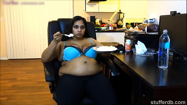 Desi Rose ngiler pengen ngejilat pie yang manis dan basah.